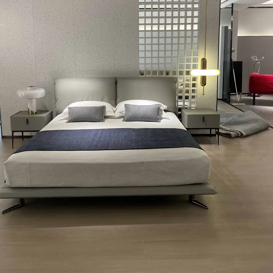 For Villa Wooden Frame Metal Leg Modern Style Bedroom Furniture Set King Size Bed